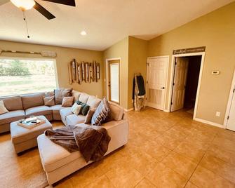 Green Serene Retreat 100 - Palatka - Living room