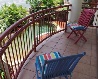 Walk to Cairns City! - Two Bed, Two Bath, Laundry, Pool - Cairns North - Balcony