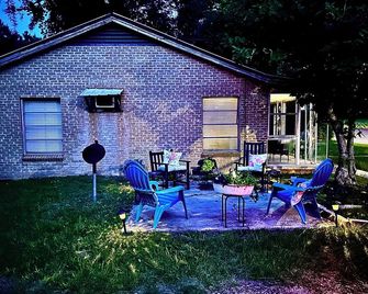Lottie Mae’s Place has a warm cozy homely vibe. 2 minutes from town - Nacogdoches - Patio
