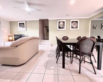 Anaheim Park Oasis - Upper Coomera - Dining room