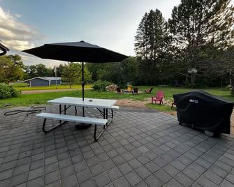 The North Oak, a Modern Cabin - Washburn - Patio