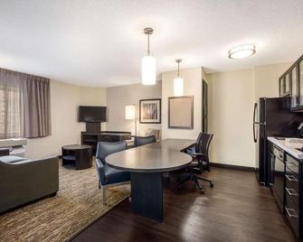 Indulge in Home Like Comfort! 4 Spacious Units, Pets Allowed, Full Kitchen! - Houston - Phòng ăn