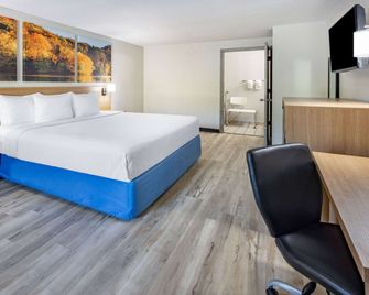 Days Inn by Wyndham Spartanburg Waccamaw - Spartanburg - Bedroom