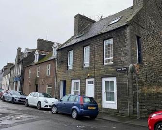 Modern Apartment - Wick Harbour - Wick - Building