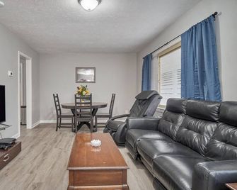 Fun Family and Pet Friendly 3 Bedroom Home Close to Everything - Newport News - Living room