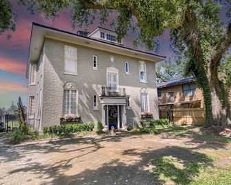 Margaret Manor on Park Ave - Lake Charles - Building