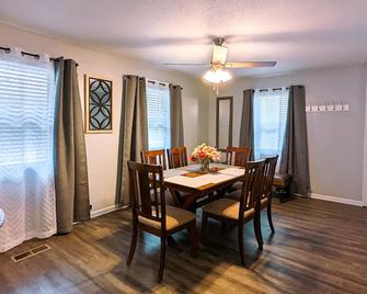 Comfortable and elegant 3BDR duplex, unit # 6 - Overland Park - Dining room