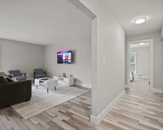 2BR Stay Close to Downtown - Rochester Hills - Living room