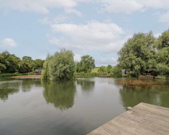 Maple Lodge at Bridge Lake Farm & Fishery - Banbury - Outdoors view