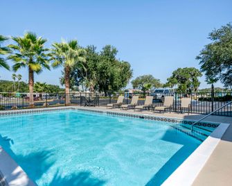 Quality Inn & Suites Leesburg Chain of Lakes - Leesburg - Bazén