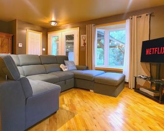 Chalet bord de l'eau avec spa - Asbestos - Sala de estar