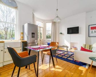 Peaceful cosy Ealing Apartment, private Garden - Woking - Dining room