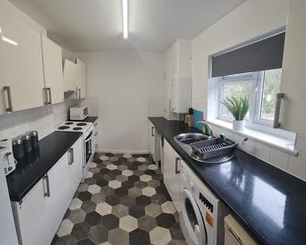 2 Bed Spacious Apartment, Sleeps 5, Free Wifi, Free Parking, Amenities Nearby, Good Transport Links Nearby, Contractors and Holidays - Harlow - Kitchen
