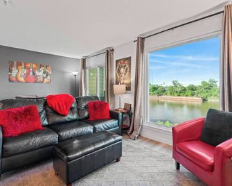 On The River/Downtown Nashville/King Beds/Walk To Broadway & The Action - Nashville - Salon