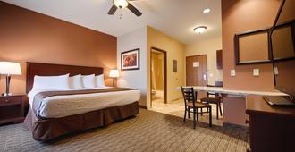 Best Western North Edge Inn - Dodge City - Bedroom