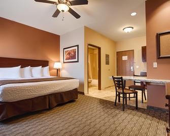 Best Western North Edge Inn - Dodge City - Schlafzimmer
