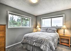 Vancouver Home with Hot Tub Less Than 15 Mi to Portland! - Vancouver - Bedroom