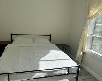 Spacious Urban Retreat Queen Bed & Sofa Bed Near Finch Subway Sleeps 4 - Toronto - Bedroom