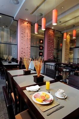 Peermont Metcourt Inn at The Grand Palm Resort - גאבורון - מסעדה