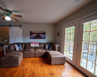 Fish and Frolic Holiday waterfront w/dock, boathouse & firepit - Scottsboro - Sala de estar