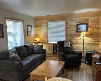 Cozy 2-bedroom cabin, family & pet friendly, free boat launch & slip, lakeside - Westwood - Living room