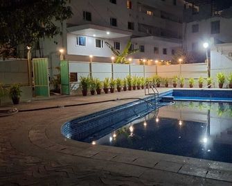 Dhanunjayas Luxury Hotel - Hosūr - Pool