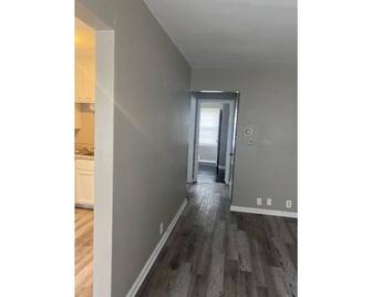 Short walk to stores and restaurants and just 2.5 - Milwaukee - Flur