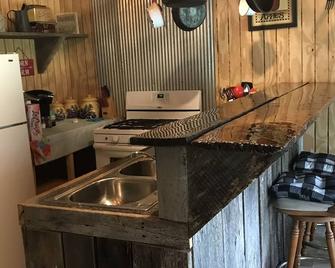 Rustic Log Cabin on private land, with ample gravel roads for horses and ATV’s. - Hardy - Cocina