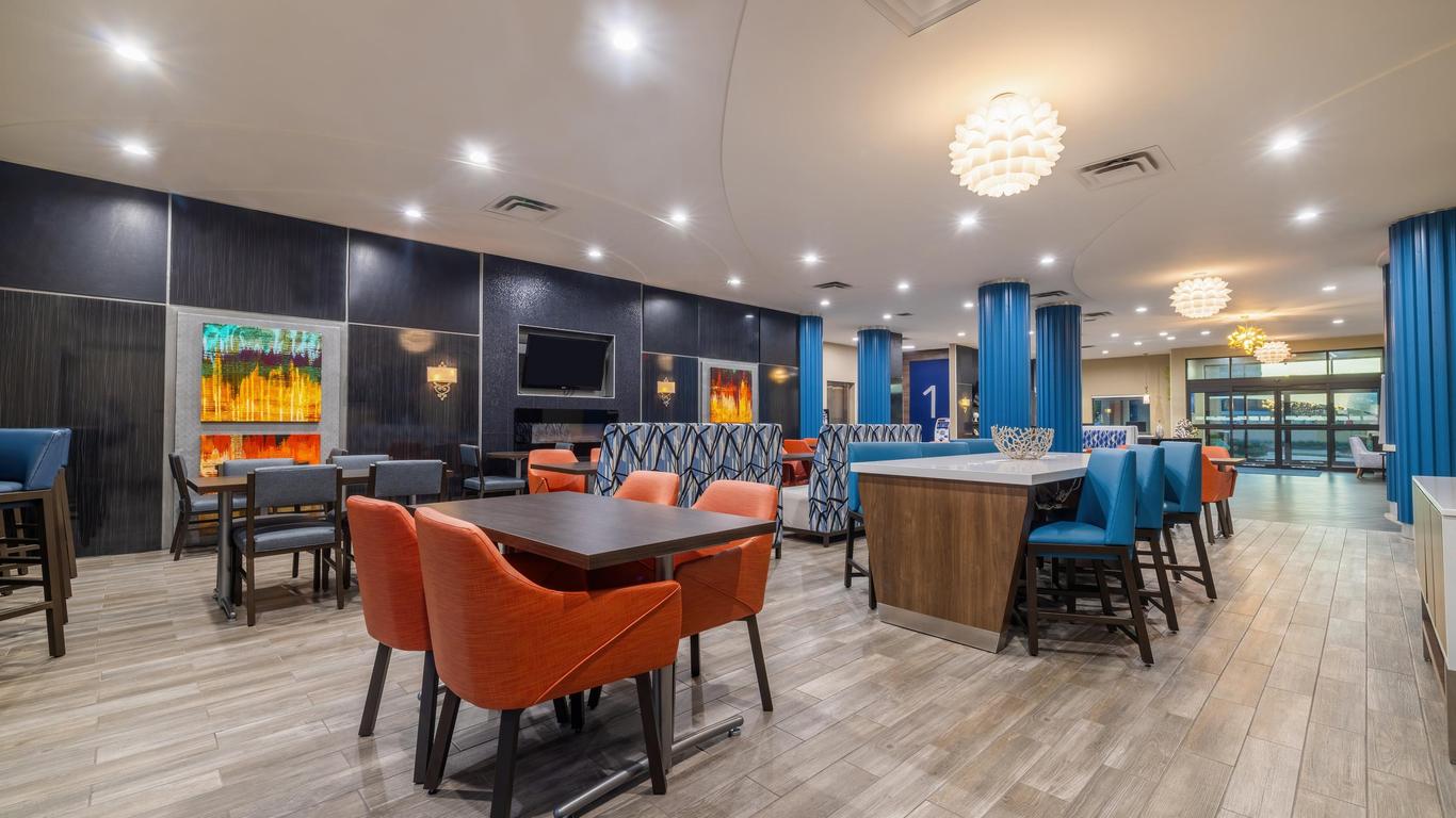 Holiday Inn Express & Suites Kansas City Airport