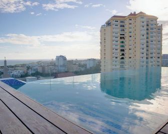 Luxe Studio Apt With Infinity Pool Panoramic Views - سانتو دومينغو - حوض السباحة