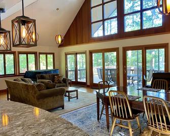 Spectacular Lakefront Chalet - Private Beach, 3br, Ac - Orange - Living room