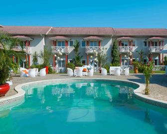 Nomad Suites Residence - Libreville - Piscina