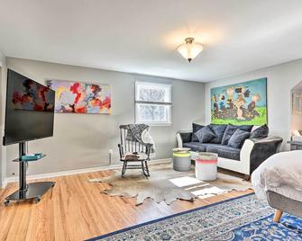 Trolley Apt Upper: Steps to Village Trail & Canal! - Pittsford - Sala de estar