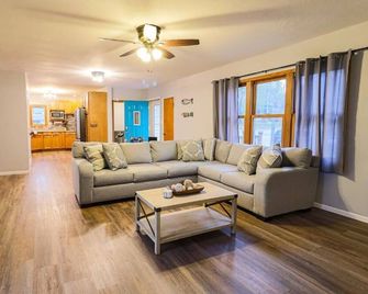 Friends & Family Getaway- Sauna, Fireplaces, Firepit - Lake City - Living room