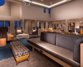 Cape Point Hotel - West Yarmouth - Lounge