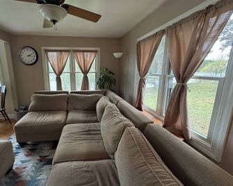 Long Lake Retreat - Cottage in Burlington, WI - Burlington - Living room