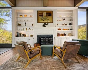 Stunning Smoky Mountain Views | Balcony + King Bed - Townsend - Living room