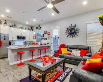 Spacious 1 Bd guesthouse. 1 QS bed +1 QS sleeper sofa Close to Spring training - Phoenix - Sala de estar