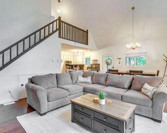 Deck, Fire Pit and Pool Access Pennsylvania Home! - Albrightsville - Sala de estar