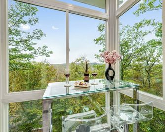 Steps to Ski Slopes! Luxury Home Sleeps 22 w/ Hot Tub, Game Room & Amazing Views - Somerset - Balcony