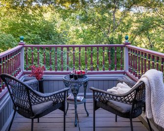 Angel at Rose Hall - Eureka Springs - Ban công