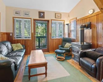 Ucluelet Cottage - Hearth and Cove - Ucluelet - Living room