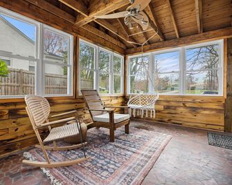 Sports Bar, Fenced Yard, 2 Kings, Bunkroom, 6 Tv - Greensboro - Living room