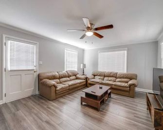 Spacious 8 Bed Home Near North Hills, Dt, Airport - Raleigh - Sala de estar