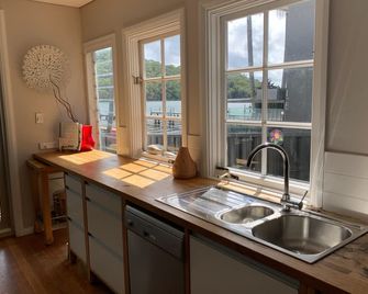 Illoura On The Bay - Modern Waterfront Bungalow - Woy Woy - Kitchen