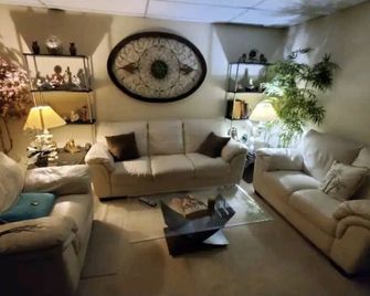 Private Pool Guesthouse for up to 6 on Secluded & Private Gated 3.25 acre Estate - Simi Valley - Salon