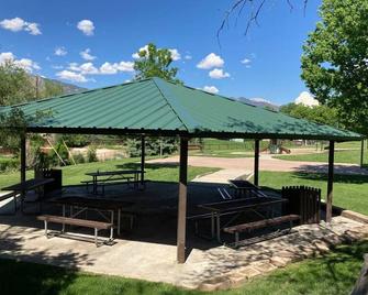 5BR Kid-friendly Retreat w/ Hot Tub, BBQ grill, Fire Pit, Near Attractions - Stratmoor - Patio