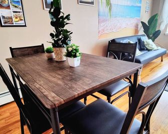 Steps To The Ocean - Queens - Menjador