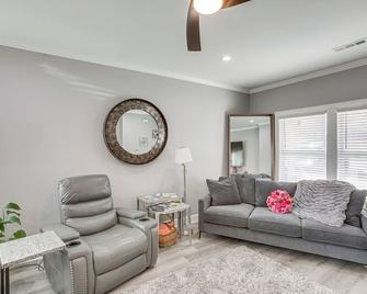 Pet-Friendly Gallatin Home w/ Deck, 1 Mi to Town! - Gallatin - Obývací pokoj