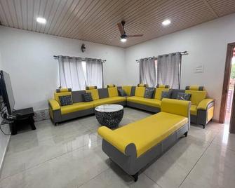 K Hill House - Amboli - Living room